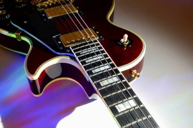Sahne ışıklarında elektro gitar. Boşluğu kopyala 