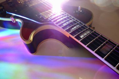 Sahne ışıklarında elektro gitar. Boşluğu kopyala 