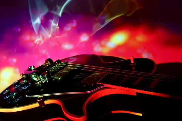 Sahne ışığında klasik elektro gitar. Boşluğu kopyala 