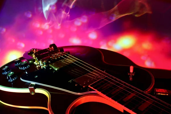 Sahne ışığında klasik elektro gitar. Boşluğu kopyala 