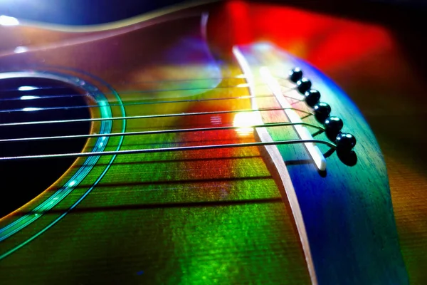 Sahne ışıklarında elektro gitar. Boşluğu kopyala 