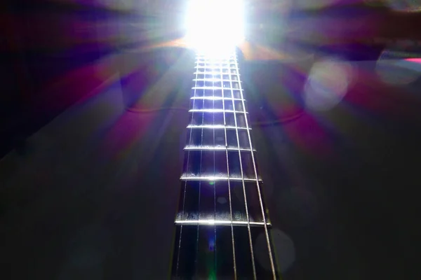 舞台灯光下的电吉他 复制空间 — 图库照片