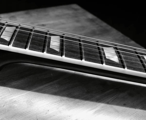 Primer Plano Guitarra Eléctrica Blanco Negro — Foto de Stock