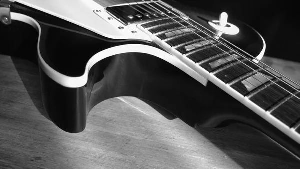 Primer Plano Guitarra Eléctrica Blanco Negro — Foto de Stock