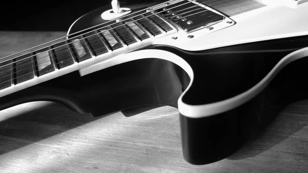 Primer Plano Guitarra Eléctrica Blanco Negro —  Fotos de Stock