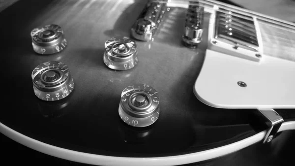 Primer Plano Guitarra Eléctrica Blanco Negro —  Fotos de Stock