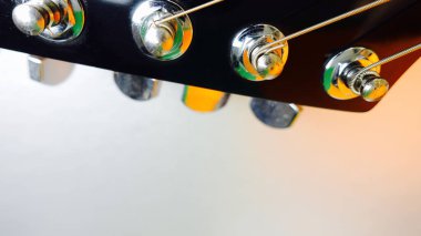 Elektro gitar boynu ve başlığı yakın çekim. renk arkaplanı