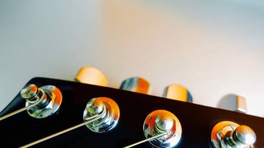 Elektro gitar boynu ve başlığı yakın çekim. renk arkaplanı
