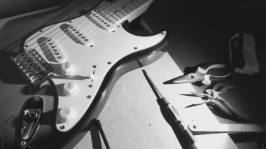 Gitarı tamir et. Yakın plan. siyah ve beyaz