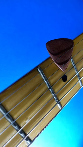 Gitarre Hals Und Kopfstock Nahaufnahme Farbhintergrund — Stockfoto
