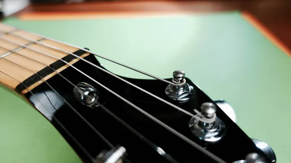 Elektro gitar boynu ve başlığı yakın çekim. renk arkaplanı