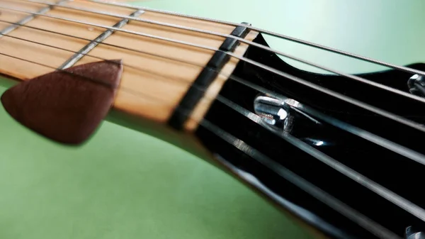 Elektrisk Gitarr Hals Och Headstock Närbild Färg Bakgrund — Stockfoto