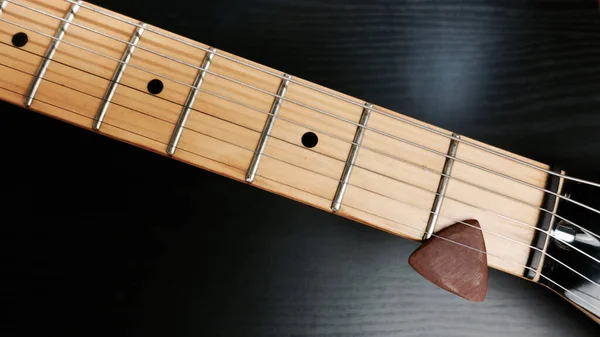 Guitarra Eléctrica Cuello Cabezal Primer Plano Fondo Color — Foto de Stock