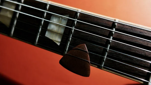 Elektrisk Guitar Hals Ophænget Closeup Farvebaggrund - Stock-foto