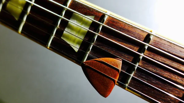 Gitarre Hals Und Kopfstock Nahaufnahme Farbhintergrund — Stockfoto