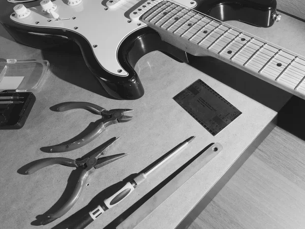 Reparatur Gitarre Nahaufnahme Schwarz Weiß — Stockfoto