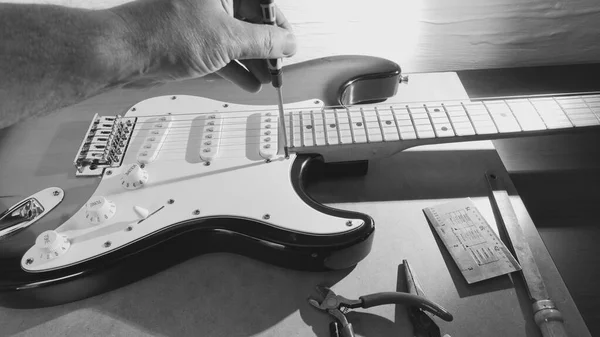 Napraw Zbliżenie Gitary Czarno Białe — Zdjęcie stockowe