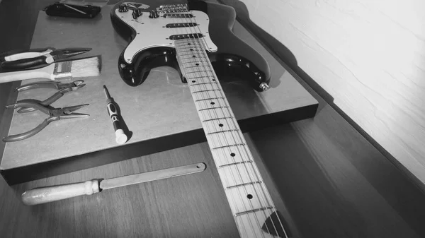 Napraw Zbliżenie Gitary Czarno Białe — Zdjęcie stockowe