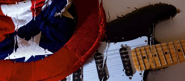 Guitarra Detrás Del Vidrio Con Gotas Agua — Foto de Stock