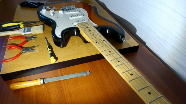 Reparatur Gitarre Nahaufnahme — Stockfoto