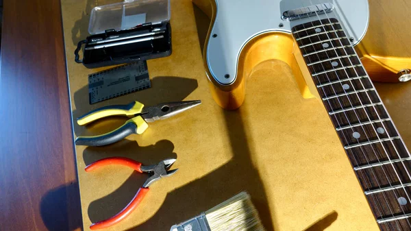 Reparatur Gitarre Nahaufnahme — Stockfoto