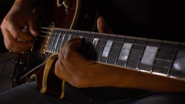 Müzisyen Stüdyoda Gitar Çalar Yakın Plan Koyu Arkaplan — Stok video