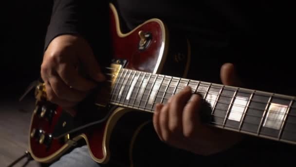 Muzyk Gra Gitarze Studio Zbliżenie Ciemne Tło — Wideo stockowe