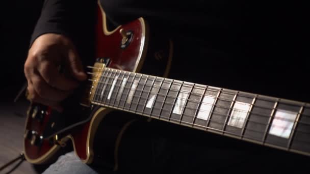 Hudebník Hraje Studiu Kytaru Detailní Záběr Tmavé Pozadí — Stock video