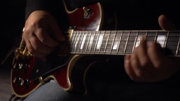 Músico Toca Guitarra Estúdio Fechar Fundo Escuro — Vídeo de Stock