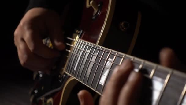Musiker Spielt Gitarre Studio Nahaufnahme Dunkler Hintergrund — Stockvideo