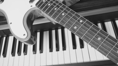 Elektro gitar ve piyano klavyeleri. Yakın plan. müzik aletleri