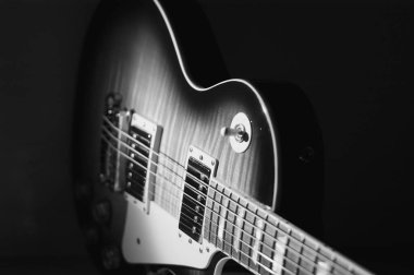 Elektro gitar kapanışı. siyah ve beyaz