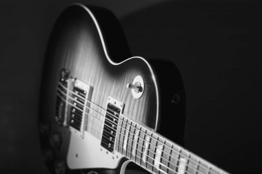 Elektro gitar kapanışı. siyah ve beyaz