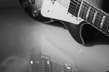 Elektro gitar kapanışı. siyah ve beyaz