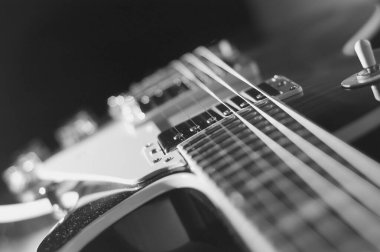 Elektro gitar kapanışı. siyah ve beyaz