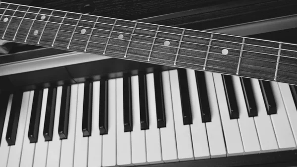Guitarra Eléctrica Teclados Piano Primer Plano Instrumentos Musicales — Foto de Stock