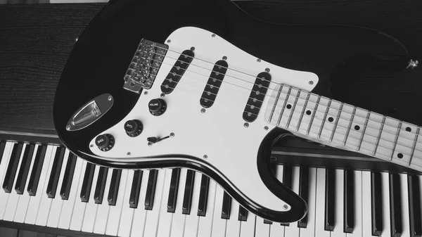 Electric Guitar Piano Keyboards Closeup Musical Instruments — Stock Photo, Image
