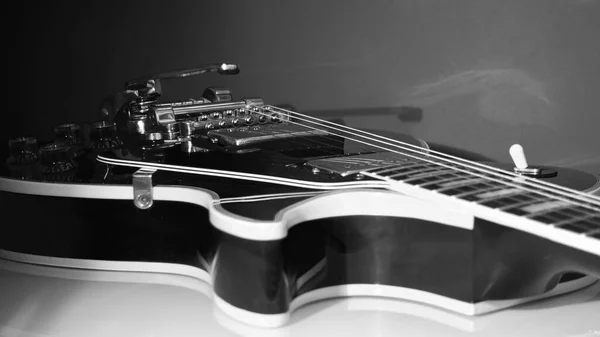 Elektro Gitar Kapanışı Kopyalama Alanı Siyah Beyaz — Stok fotoğraf