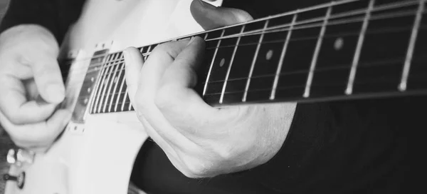 Músico Toca Guitarra Closeup Preto Branco — Fotografia de Stock