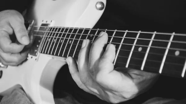 Músico Toca Guitarra Closeup Preto Branco — Fotografia de Stock