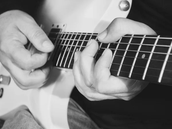 Musiker Spielt Gitarre Nahaufnahme Schwarz Weiß — Stockfoto