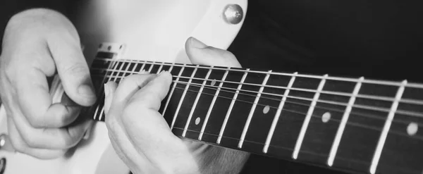 Musicien Joue Guitare Gros Plan Noir Blanc — Photo