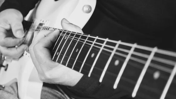 Muzikant Speelt Gitaar Close Zwart Wit — Stockfoto