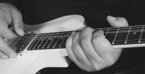 Músico Toca Guitarra Closeup Preto Branco — Fotografia de Stock