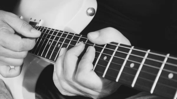 Музикант Грає Гітарі Крупним Планом Чорно Білий — стокове фото