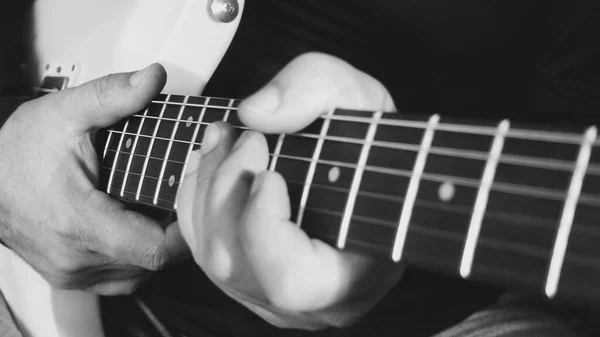 Músico Toca Guitarra Closeup Preto Branco — Fotografia de Stock