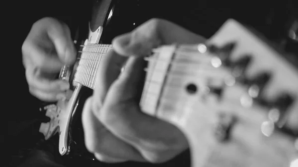 Muzikant Speelt Gitaar Studio Close — Stockfoto