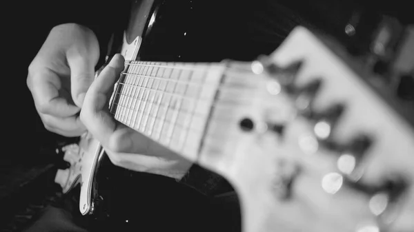 Músico Toca Guitarra Estúdio Close — Fotografia de Stock