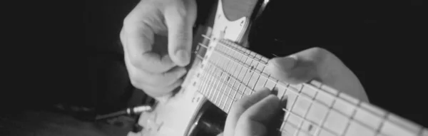 Músico Toca Guitarra Estúdio Close — Fotografia de Stock