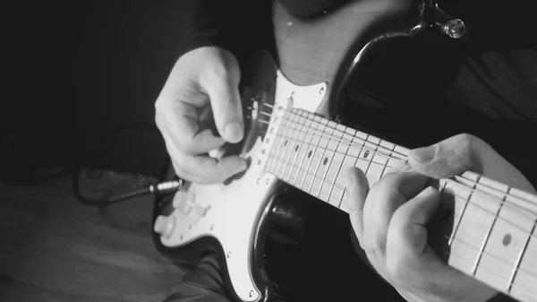 Músico Toca Guitarra Estudio Primer Plano —  Fotos de Stock